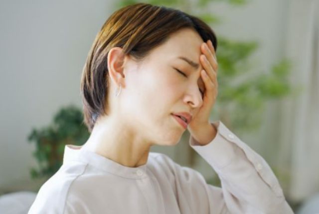 めまいを感じる女性