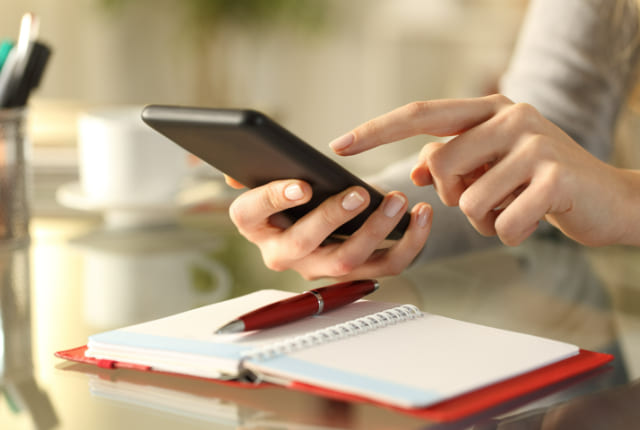 スマホを触る女性の手元